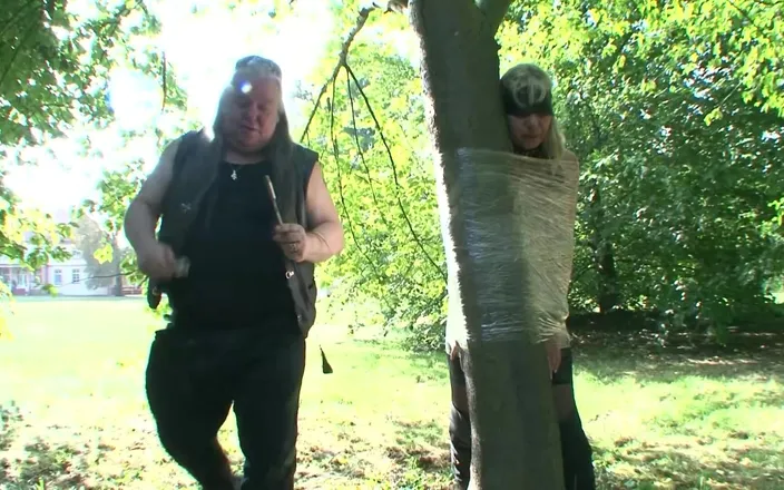 BDSM Deutschland: Threesome Outdoor BDSM