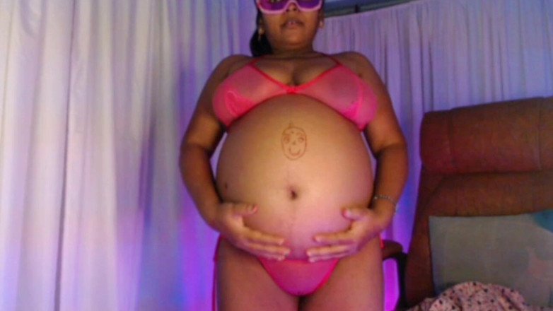 HotGirl21: 性感的怀孕女孩比基尼表演。