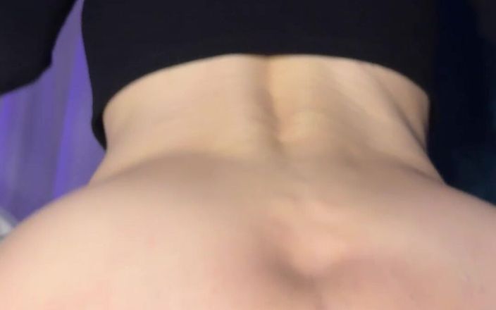 Lizafemb: Femboy met grote kont berijdt een enorme dildo