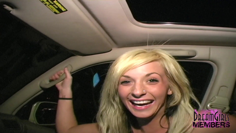 Dream Girls: Stries risquée avec une blonde sexy qui fume