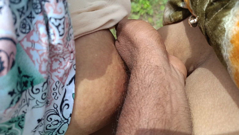 Magilmathi: Pipe et léchage de seins en plein air
