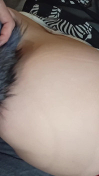 Casalinga sedotta con la sua coda di spina e ha lasciato che la sua figa succosa venga scopata