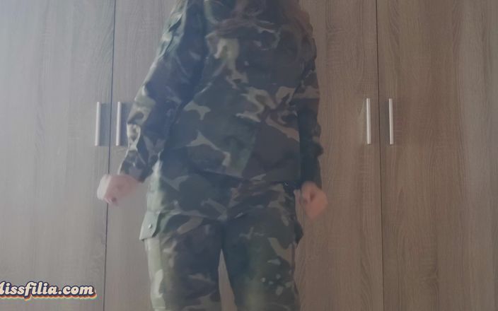 Miss Filia: Milf em uniforme militar striptease dancing show bunda peitos e...
