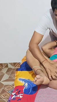 ลูกพี่ลูกน้องสาวเอาควยของพี่เลี้ยงเข้าไปในปากเธอ