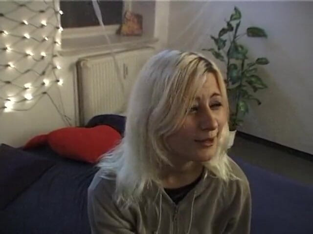 German Classic Porn videos: Hete blonde tiener probeert de filmbusiness