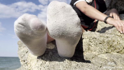 Mistress Legs: 汚れたテリー色の白い靴下を履いたセクシーな足が、波の音に合わせて海岸でからかう