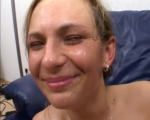 Deutsche Madchen: Napalona niemiecka blondynka assfucked w Hardcore Gangbang