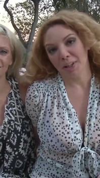 O tabu não impede a milf lésbica Kiki Daire de foder Alessandra Noir ao ar livre