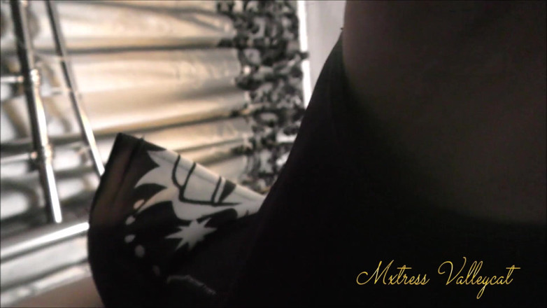 Mxtress Valleycat: Sniff and lick my pits