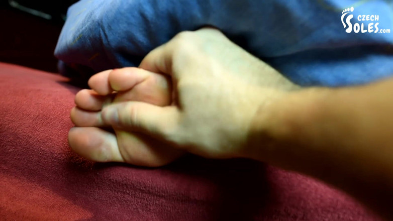 Czech Soles - foot fetish content: 침대에서 따먹히는 피곤한 발