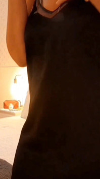 Amateurblonde volwassen vrouw geniet van seks na de wandeling
