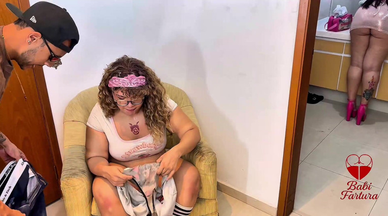 Barbara fartura ts: Mon copain arrive sans me prévenir et bouffe le cul à...