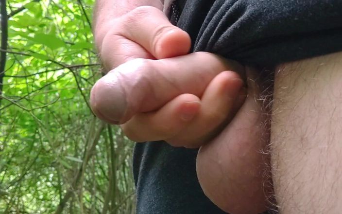 Amreis: Una passeggiata nel parco finisce con un potente orgasmo