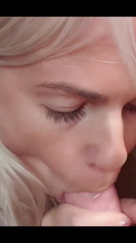 Hot Green Eyes Blonde Giving Namiętny POV Blowjob, Dużo kontaktu wzrokowego Wtih Cum w ustach