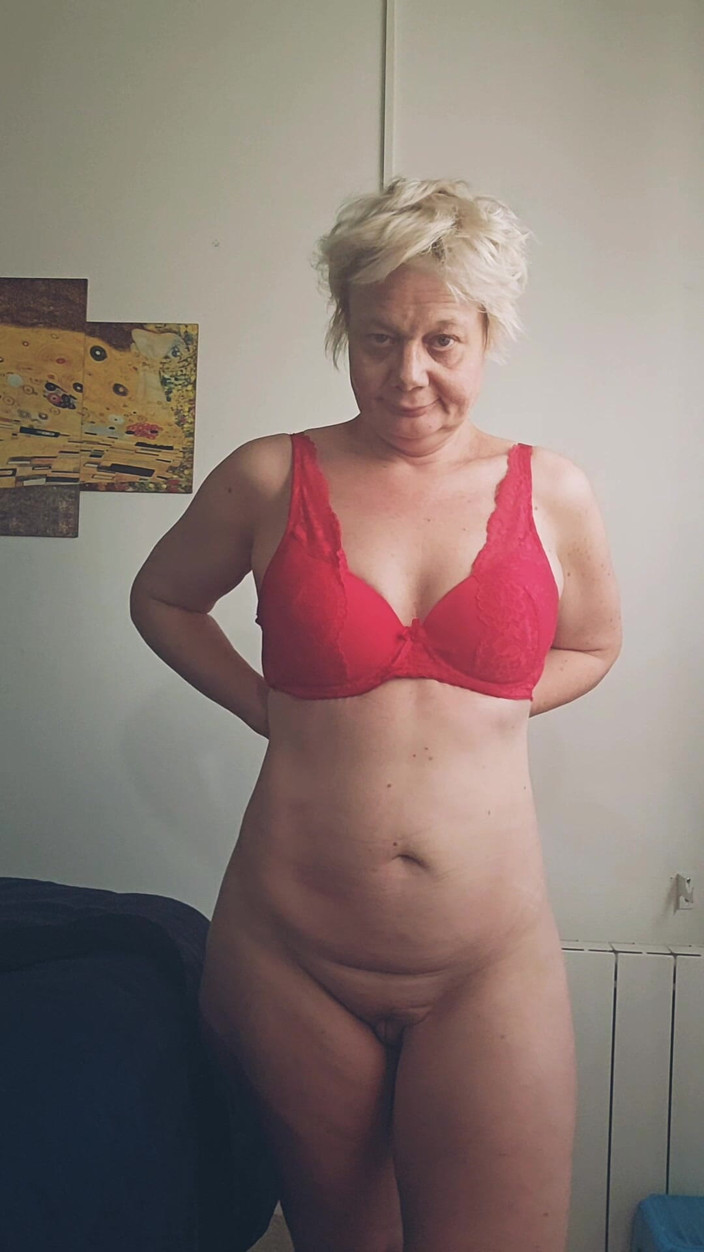 Sofy13: Un Striptease Sexy Para Empezar Bien El Día. ¿te Gusta?