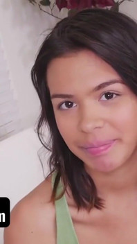 SisLovesMe - Napalona laska nauczyła się lekcji, jak prawidłowo umieścić prezerwatywę na kutasie chłopaków