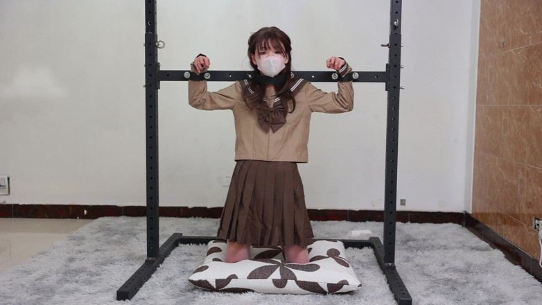 Asian bondage: โลหะมัดมือของเธอ เชือกมัดเท้า และเท้าผ้าไหมสีขาวของเธอก็รู้สึกคัน