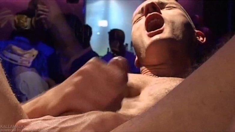 Young Bastards: Peto Coast乱搞basti Winkler - 舞台上直播