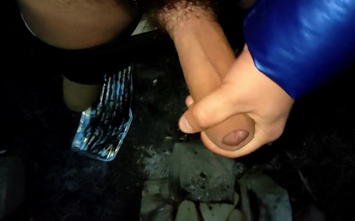 Idmir Sugary: Pis met erectie en klaarkomen op voedsel in vuurkorf buitenshuis
