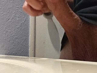 Themilkman618: Bwc Onani i badrummet cumshot i diskbänken och Slow Motion...