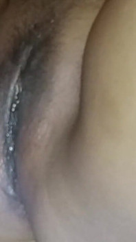 Fodendo a buceta de uma milf esguichando usando um vibrador e uma camisinha De repente parou porque alguém bateu na porta
