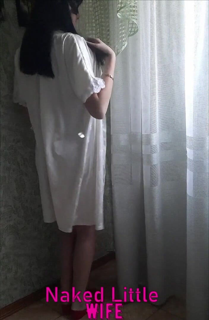 Nakedlittlewife: student undresses on camera and caresses herself