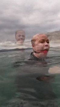 Oceaantouw bondage met balgag in wetsuit