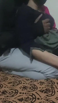 Meena yenge kocasının arkadaşıyla romantik seksin tadını çıkarıyor