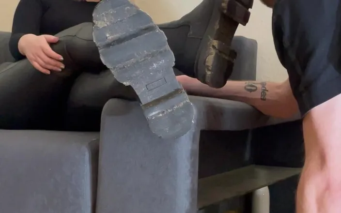 Lizzy Crush: First Boot Licking