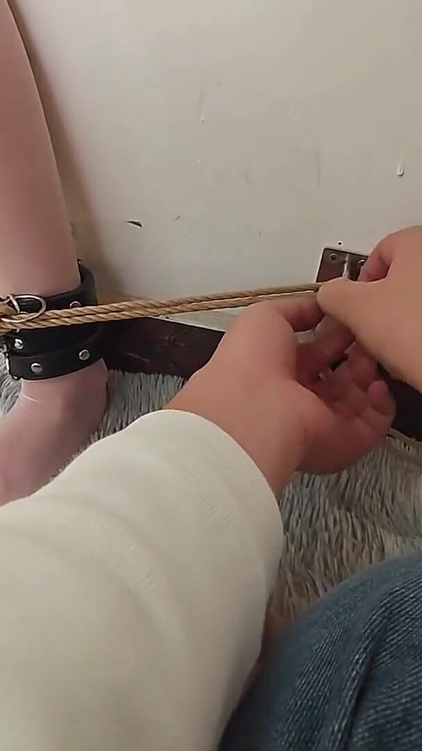 Asian bondage: Mengikat teman wanita saya yang memakai rambut palsu ke dinding...