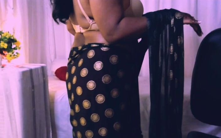 HotGirl21: हॉट लड़की चूसती है निप्पल बड़े स्तन दबाती है।