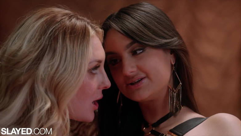 Slayed: Slayed eliza ibarra, Charlotte की चूत को गंदा करती है