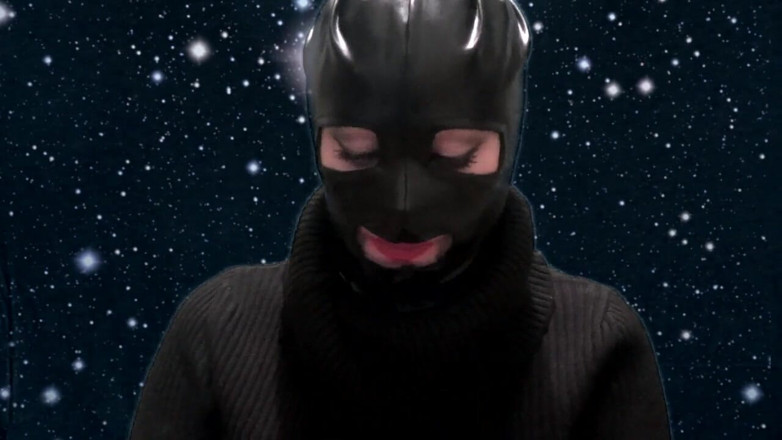 Goddess Misha Goldy: Ti stuzzica e fuma in una maschera di lattice