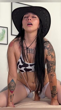 Krásná růžová kundička je šukána tlustým dildem – JOI masturbace