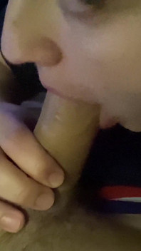 美女喜欢看电影并吮吸鸡巴