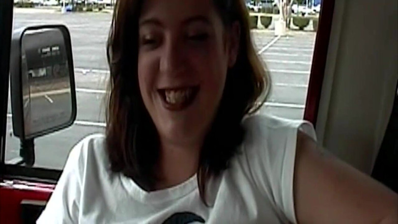 NAUGHTYPOLSKA: Брюнетка трахкала в машині і дула і бризкала