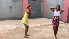 Zion: 야외에서 현지 게임을 하는 아프리카 소녀들