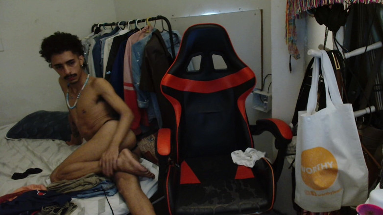 The Vicious Gabe: Femboy je přistižen, jak se předvádí na webkameře