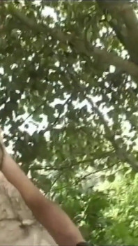Küçük memeli amatör orta yaşlı seksi kadın için açık havada çifte penetrasyon ve ağzına boşalma