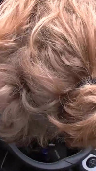 Futând o blondă matură în mașină