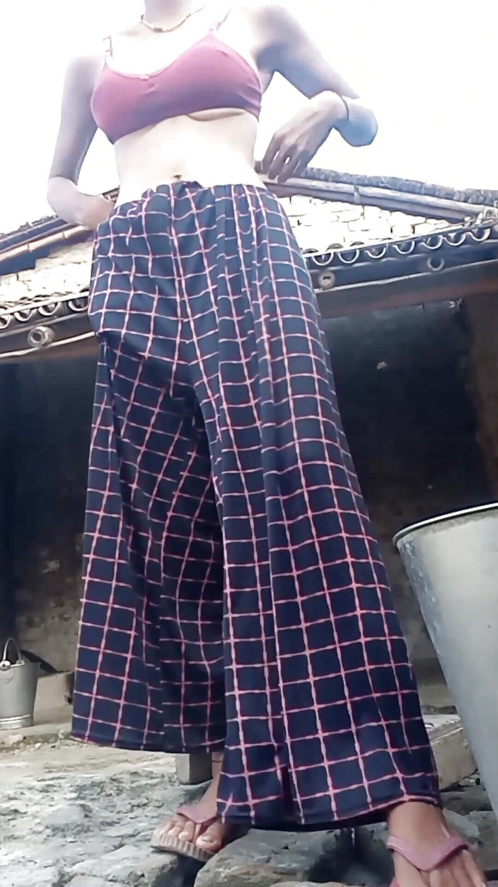 Soni sax: インドの女の子の屋外バスタイム