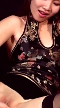 Aziatische Jaden in allereerste porno met milf Maxine X!