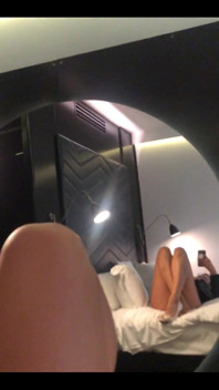 Sim, eu estou em hotéis finos em lingerie de luxo, saltos bonitos e uma jaqueta de couro o tempo todo