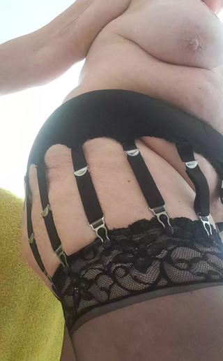 Uk Joolz: Další oblečení na dnešek... Pvc šaty, černé punčochy, 14 podvazky a podpatky!