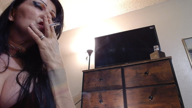 Abby Anna: Milf Berbilang Sudut Merokok Dalam Coli