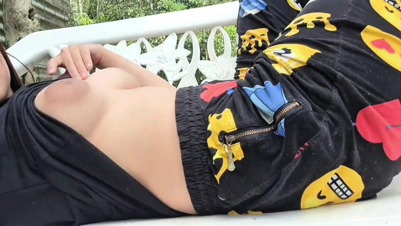 Yulieth Gomez: Latina tonåring visar sina bröst utomhus