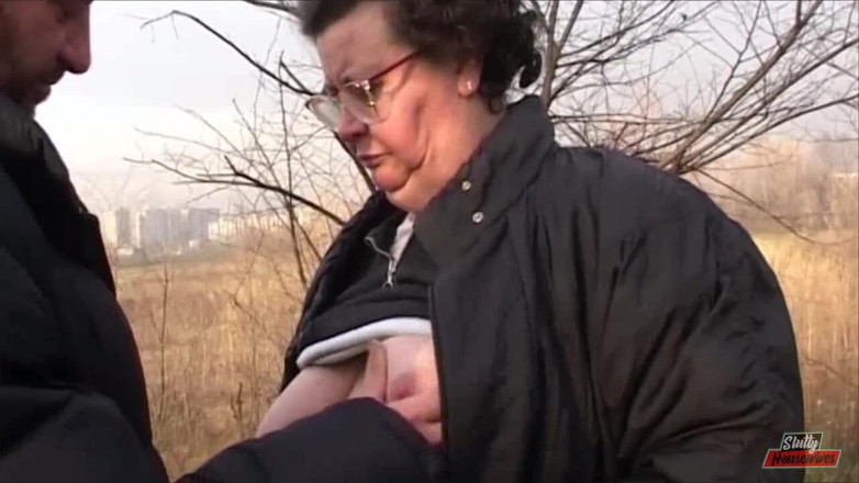 Vere Casalinghe Italia.: Old BBW chick sucks his cock outdoor in close up
