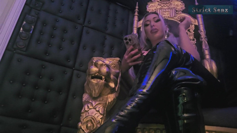 Strict Senz: Sheela Sinner Femdom bú gạt tàn người làm nhục pov