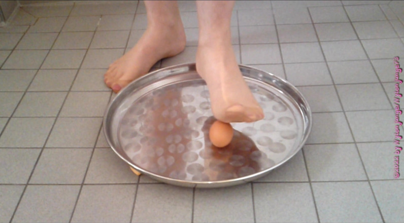 Carmen_Nylonjunge: Crush the raw eggs and piss ** nylon foot crushing **