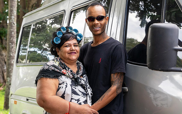 MaturePickup: Fet mormor alla hål förstördes på bussturen